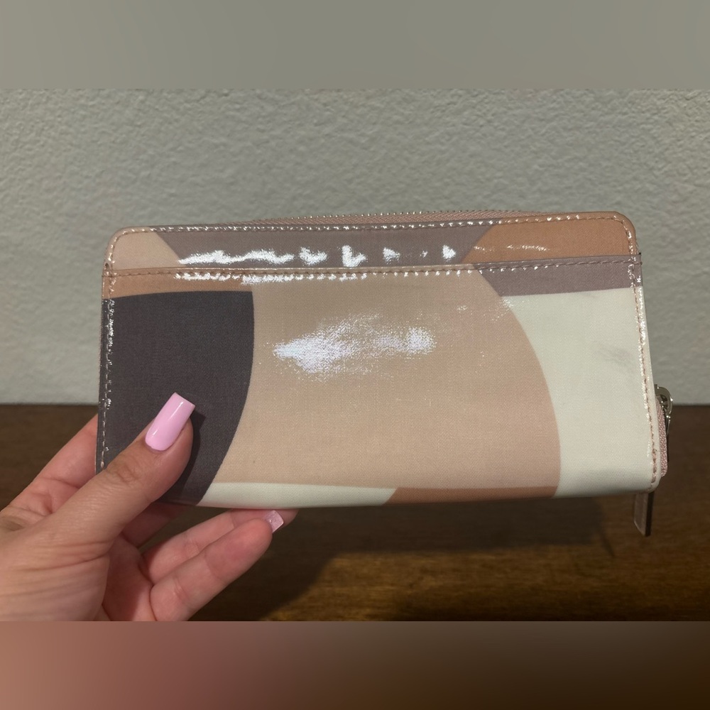 Kate Spade Geometric Tan and Cream Wallet - Picture 2 of 4